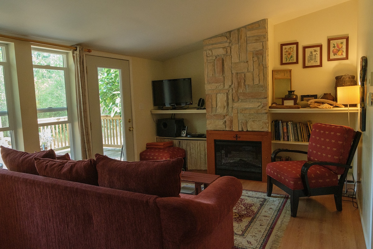The naturally lit living room, with its large windows overlooking the garden, is a safe haven for weary travelers. It is equipped with a wide selection of books and a large selection of vintage DVD's. 
