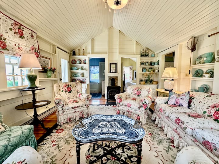 Romantic Cottage, One Block From The Beach /3 Beds - Nantucket, MA