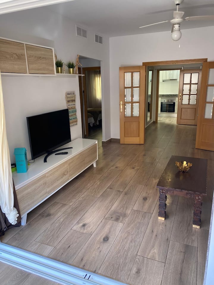 Soggiorno climatizzato, completamente aperto sulla terrazza, per godersi la brezza. Smart-TV. Divano letto.