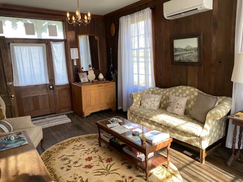 Top Airbnb: 1800's Dentist Office Guest House- Charming! in Hickory / Lenoir / Morganton