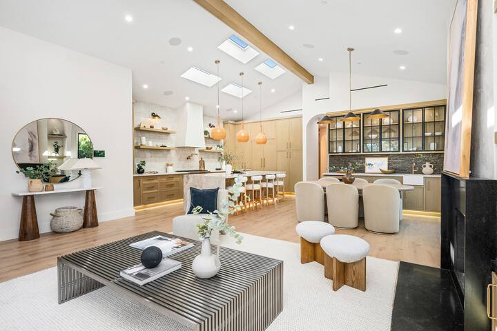 LAX 5BR & 4BT Charming Home | Garden Views Private gallery image 5