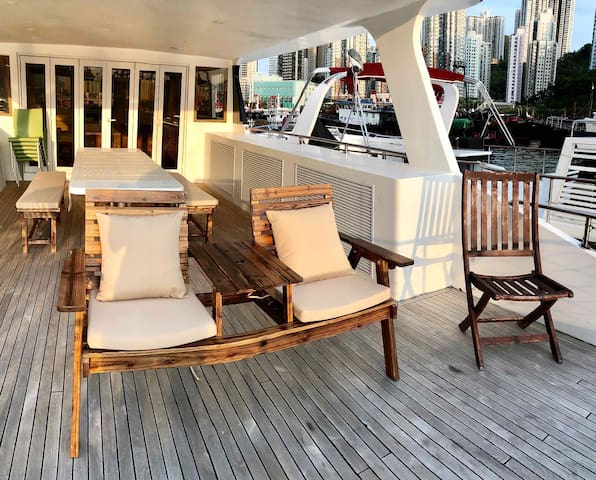 Japanese Cosy Houseboat @ Aberdeen Fishing Village gallery image 3
