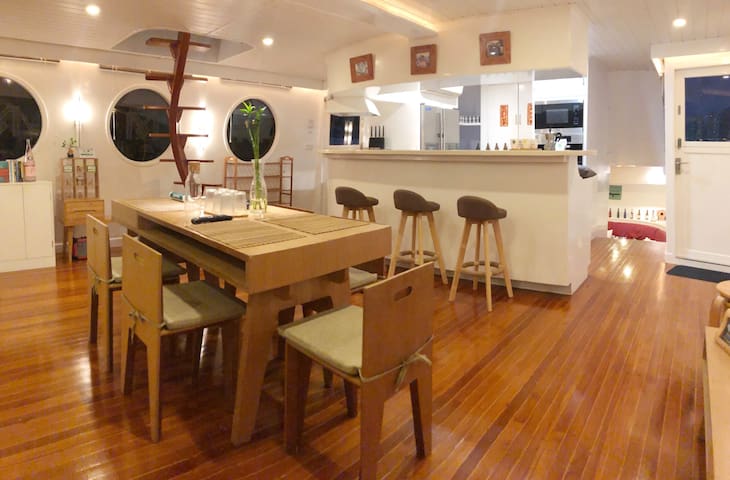 Japanese Cosy Houseboat @ Aberdeen Fishing Village gallery image 2