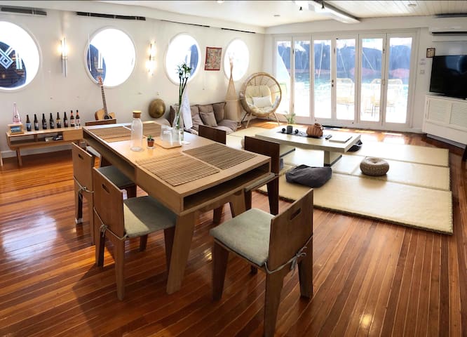 Japanese Cosy Houseboat @ Aberdeen Fishing Village