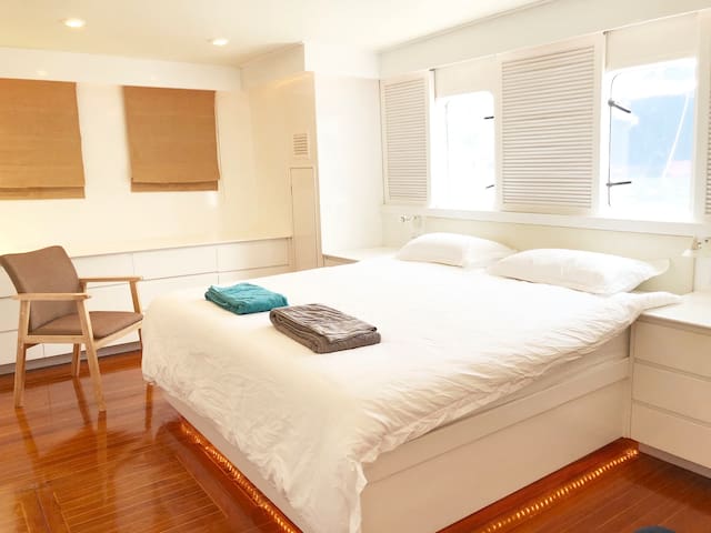 Japanese Cosy Houseboat @ Aberdeen Fishing Village gallery image 4