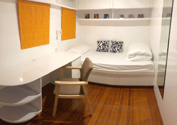 Japanese Cosy Houseboat @ Aberdeen Fishing Village gallery image 5