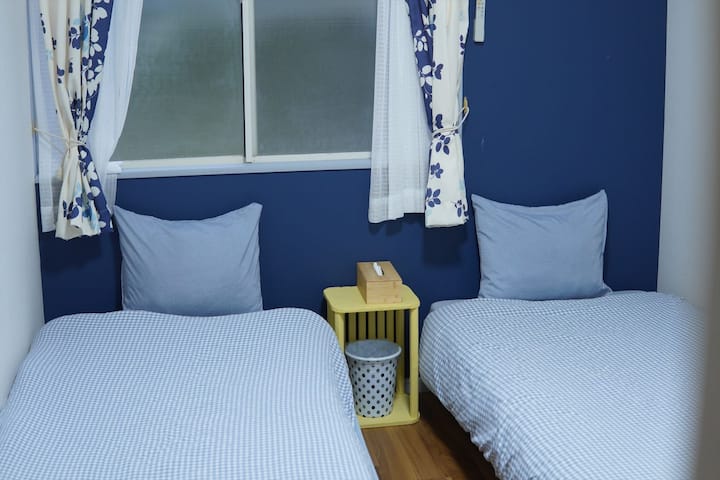 سلامة طفلك في سرير منخفض.