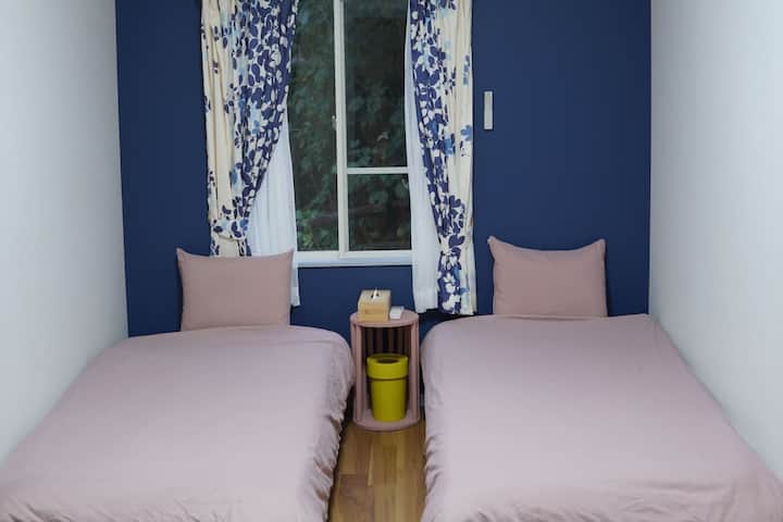 يتم تحويل سلامة الأطفال بعناية إلى سرير منخفض.