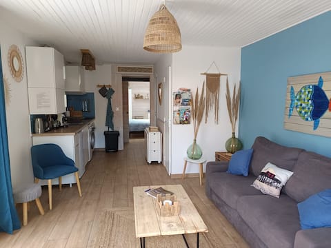 Successful Airbnb property: Cozy Basin Cabin / Private Terrace / Sleeps 4 in Andernos Les Bains