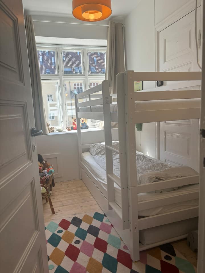 מיטת קומתיים רחבה עם סוס מיטה. מתאים גם לילדים וגם למבוגרים. ניתן לשלוף את תחתית מיטת הקומותיים כדי לקבל 'מיטה זוגית' בתחתית.  