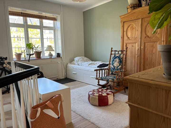 לידיעתכם, זהו חדר הליכה. ניתן לשלוף את המיטה למיטה זוגית. 