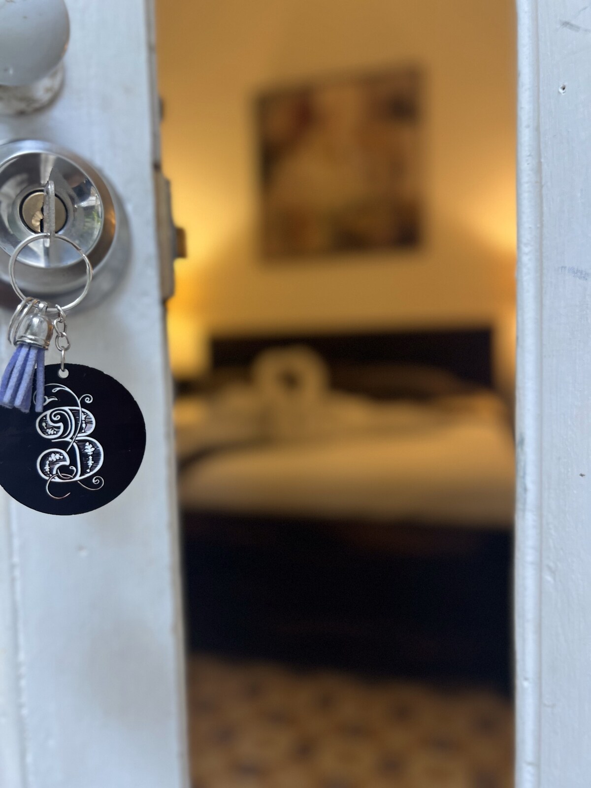 Táto izba je orientovaná na hotelovú terasu na prízemí. Dekorácia a manželská posteľ patria medzi jej najatraktívnejšie zvláštnosti.