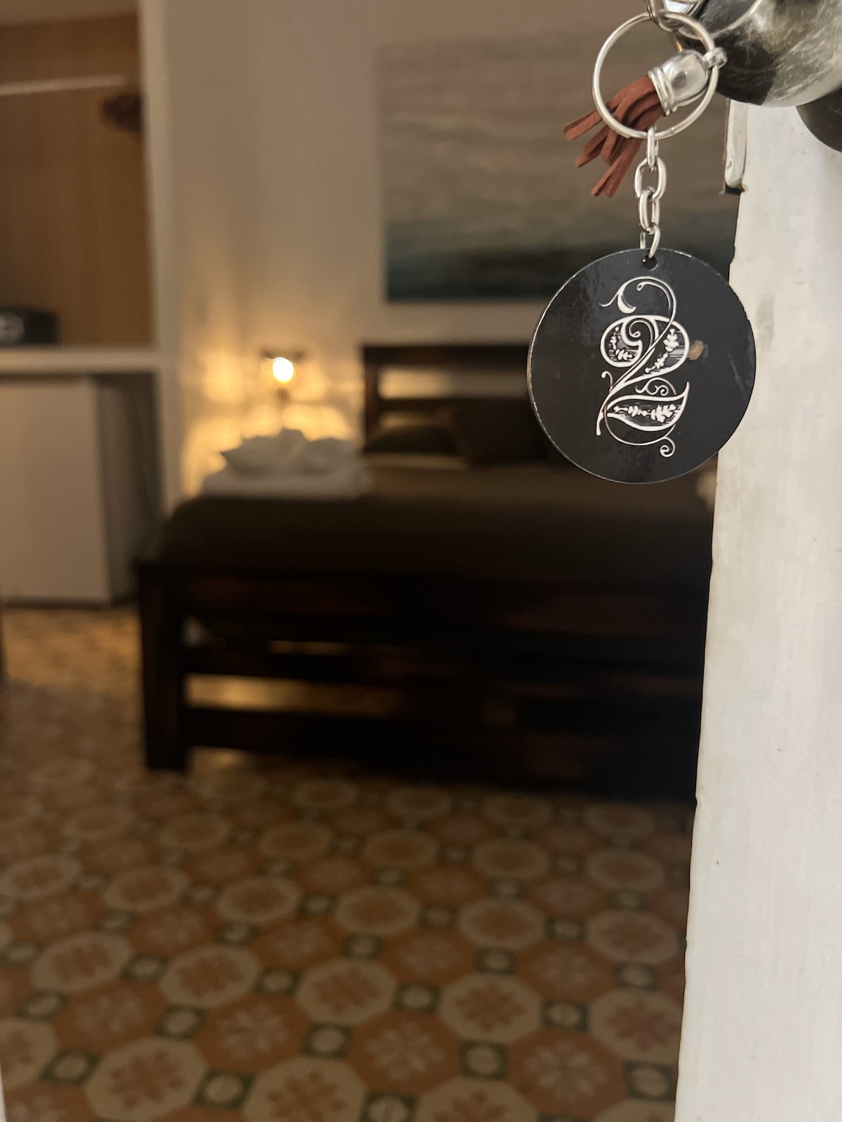 Nachádza sa na prízemí. Má veľmi priestrannú - ľahkú prístupovú kúpeľňu, vďaka ktorej je ideálna pre ľudí so zdravotným postihnutím. Má dve lôžka určené pre izbu. Jeho interiérový moderný dizajn kontrastuje s buržoáznou atmosférou domu.