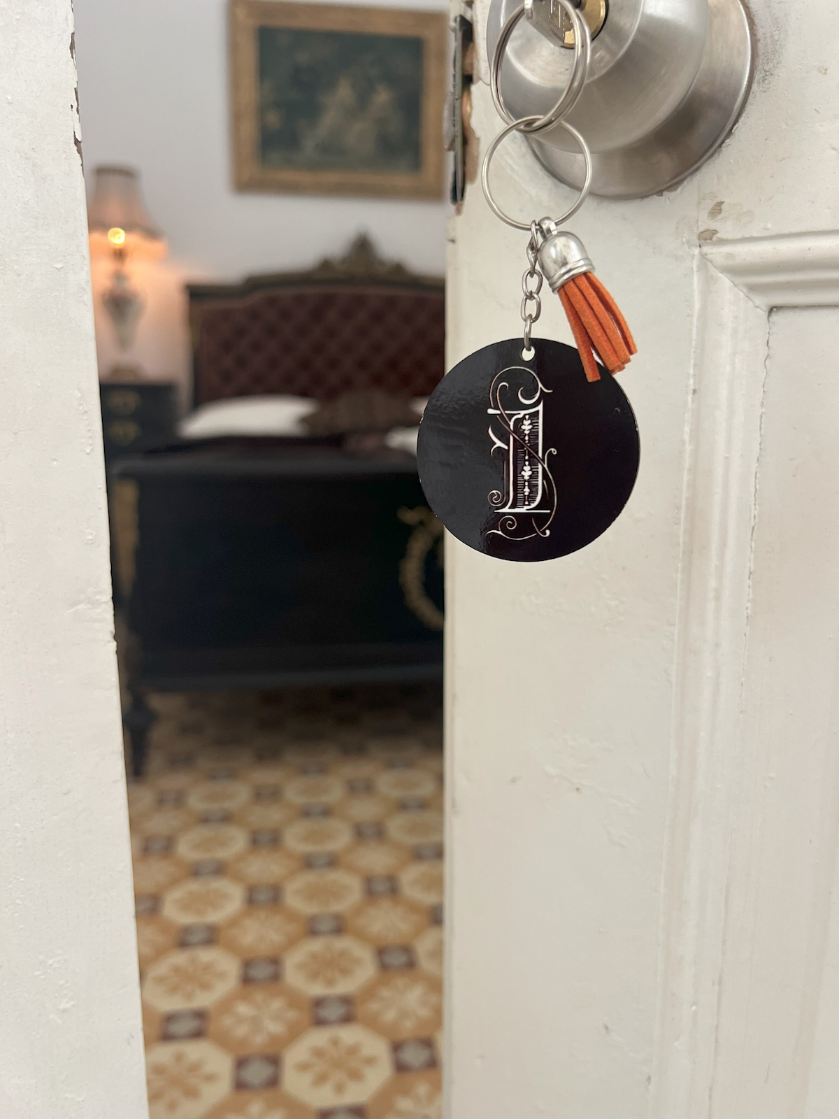 Je to najbližšia izba k hlavným dverám zeme. Zvyšok izieb vyniká posteľou Luis XVI. v plnej veľkosti. Dekorácia harmonicky ladí s atmosférou z vstupnej haly, aby to vyzeralo, že ste spali v múzeu starožitností.