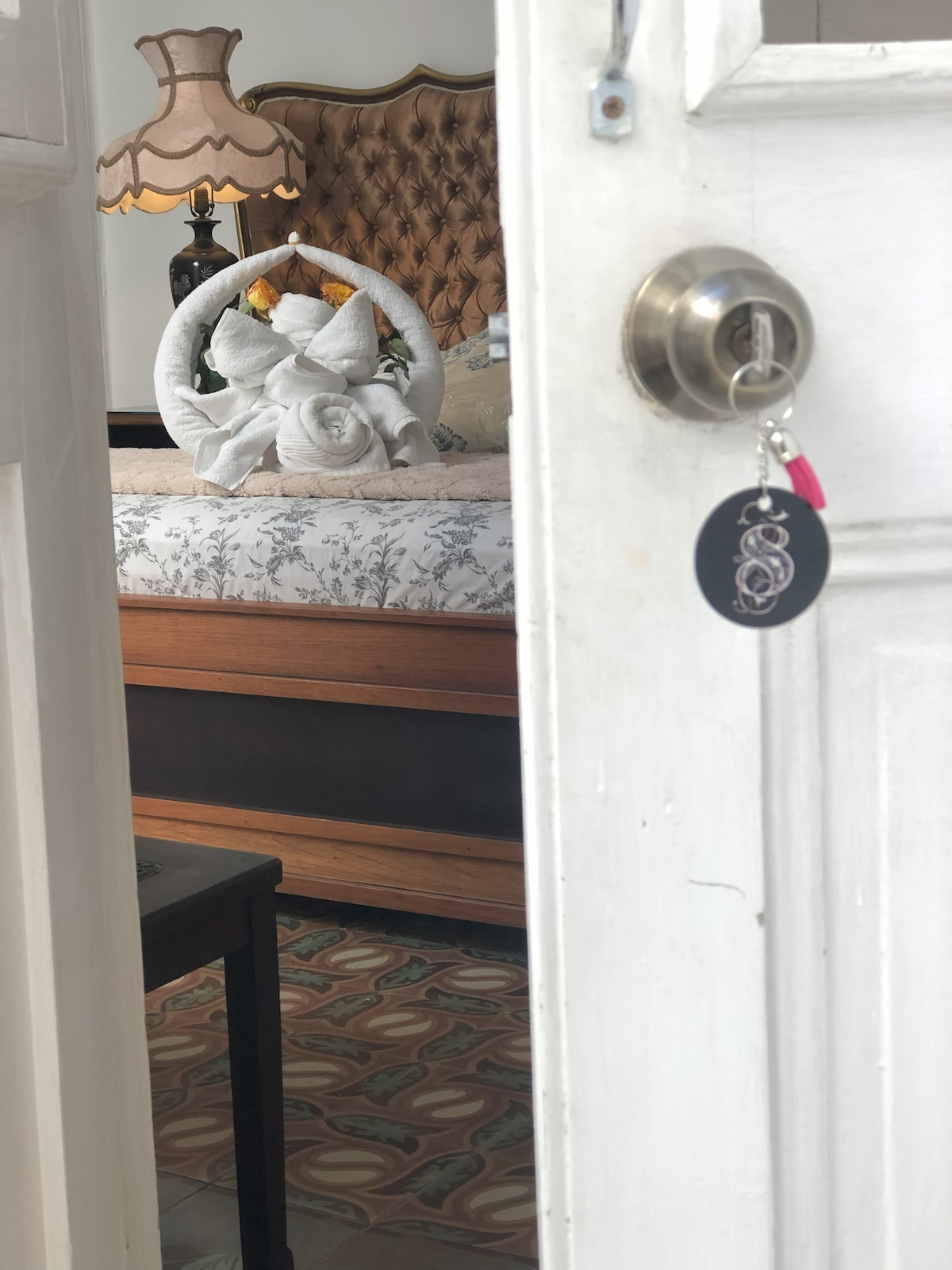 Táto izba je ideálna pre jednotlivcov alebo páry, ktoré si chcú užiť trochu luxusu. Je zariadený v koloniálnom štýle, aby obnovil opulentný život kubánskej buržoázie. Má vlastný balkón a posteľ vyrobenú zo sabicú, endemického kubánskeho stromu.