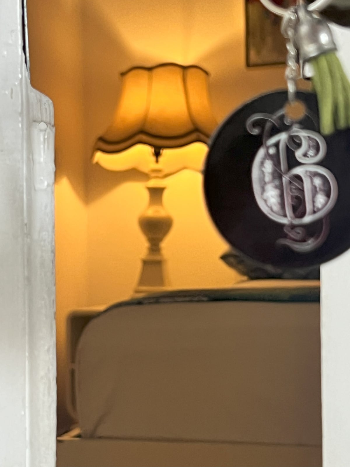 Izba má eklektickú výzdobu, v ktorej prevláda biela; zmäkčená abstraktnými obrazmi. Priestrannosť a pohodlie sú slová, ktoré to opisujú. Manželská posteľ a dvojitá posteľ s matracmi Gran Habana pridávajú ďalšie plus.