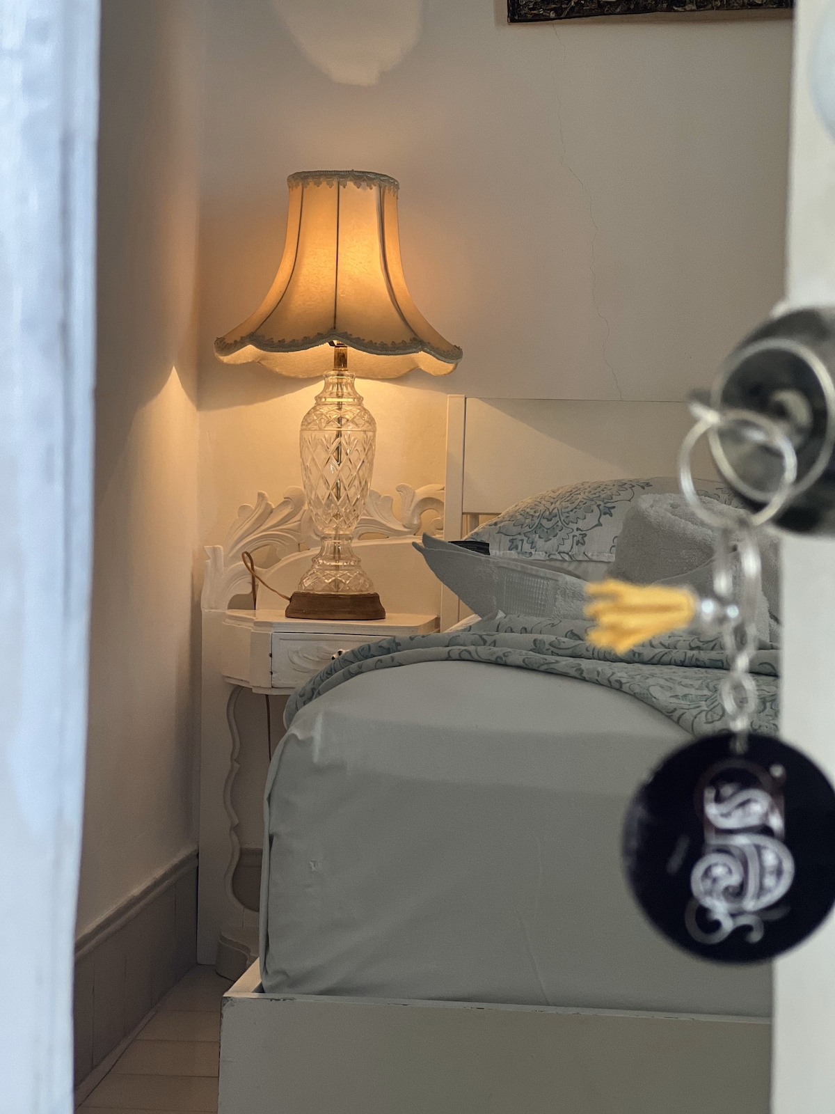 Táto izba sa nachádza na prvom poschodí a v blízkosti balkónov ulice. Jeho manželská posteľ má manželskú posteľ. Delikatesy v detailoch dekorácie robia túto izbu ideálnou pre páry.