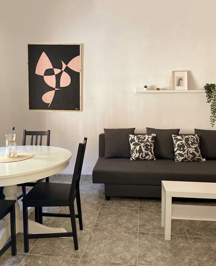 Eetkamer, heeft een bank die in een bed voor twee verandert en de tafel kan groter worden gemaakt en we hebben stoelen tot acht gasten.