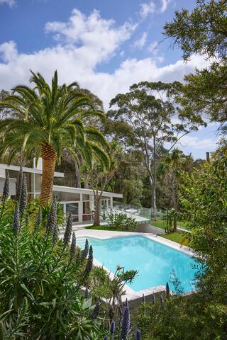 The Fender House, a mid-century Palm Springs oasis gallery image 3