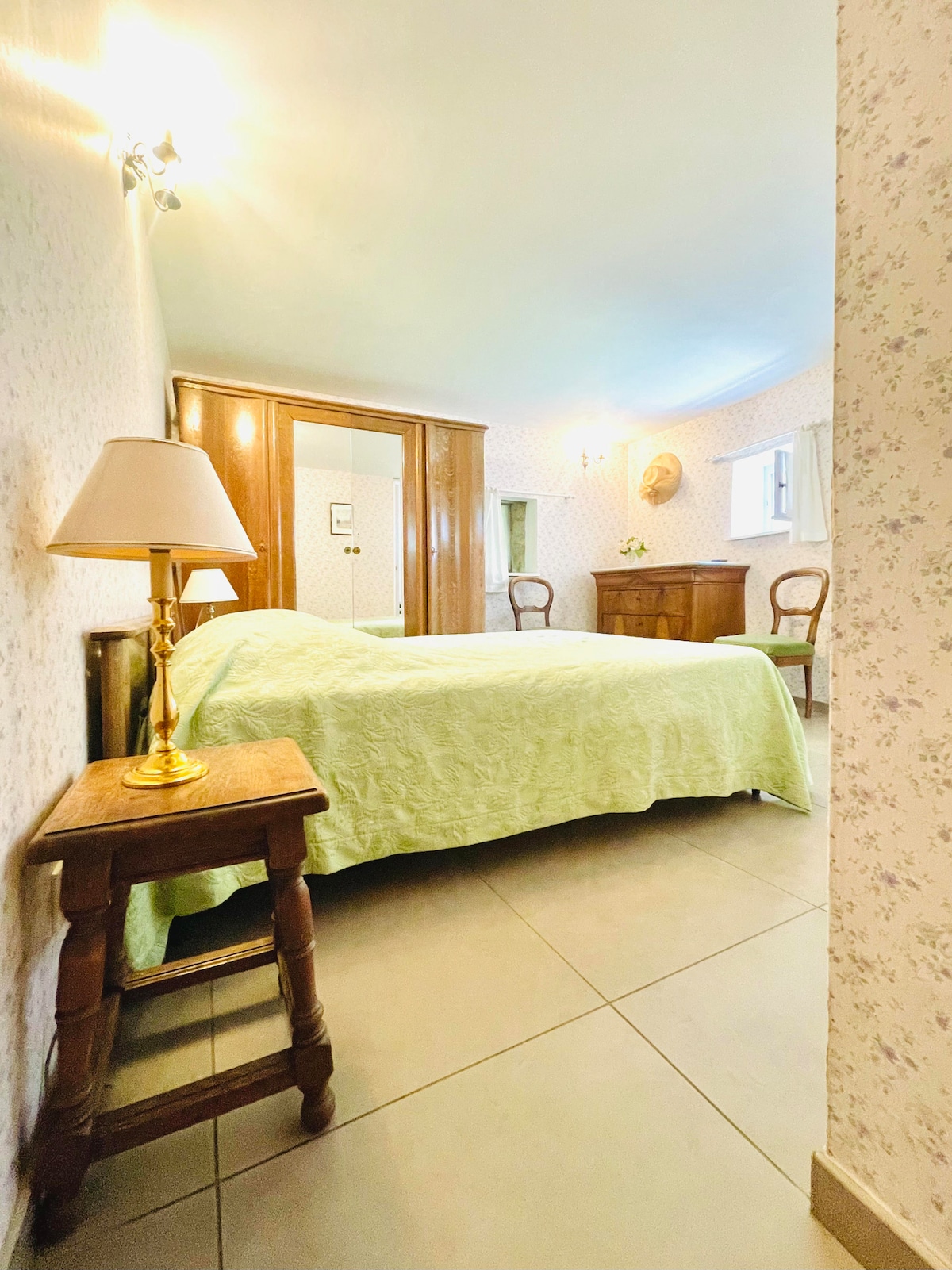 Al final del pasillo, acceda a la habitación situada en el lado tranquilo de la casa, con acceso al jardín trasero.