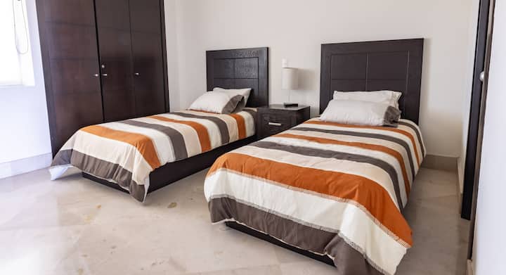 سريران متماثلان مع خزانة وحمام