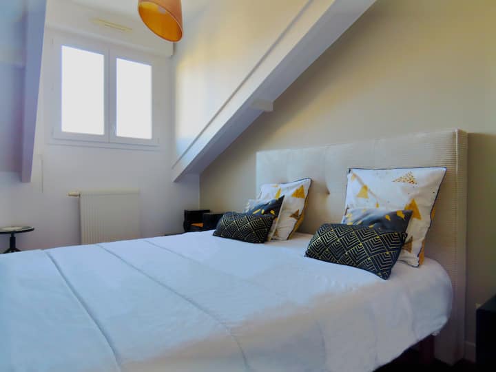 Podkrovná izba.
Zahŕňa posteľ s rozmermi 160 x 200, šatňu a písací stôl.