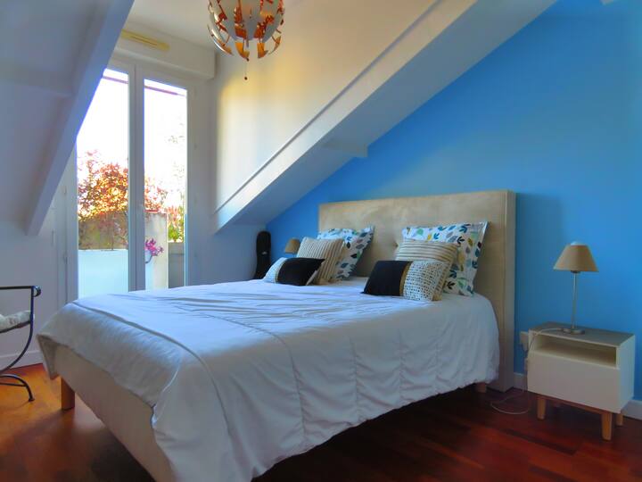 Podkrovná spálňa s výhľadom na terasu.
Zahŕňa posteľ 160 x 200 a šatňu