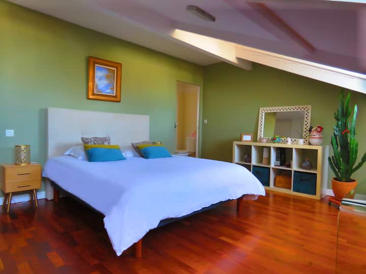 Hlavná izba s kúpeľňou a pripojeným WC. 
Zahŕňa posteľ s rozmermi 160 x 200 a televízor