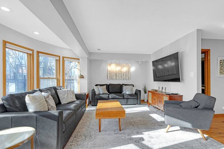 Spacious Full Home Near the Heart of Wrigleyville gallery image 3