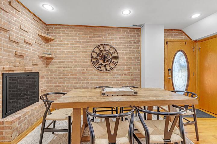 Spacious Full Home Near the Heart of Wrigleyville gallery image 4