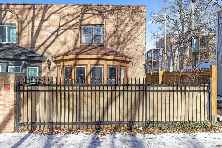 Spacious Full Home Near the Heart of Wrigleyville gallery image 2