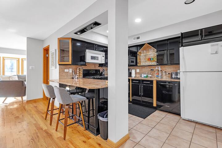 Spacious Full Home Near the Heart of Wrigleyville gallery image 5