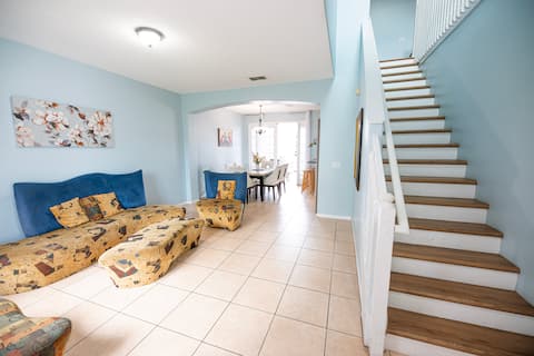 12min from Airport and 20min from Parks