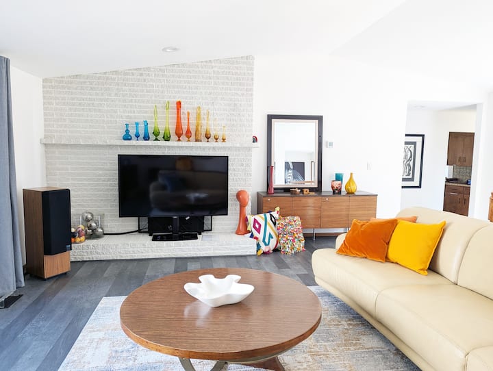 Mid Century Modern Getaway, 3000+ Sqft, Views - Spokane, WA