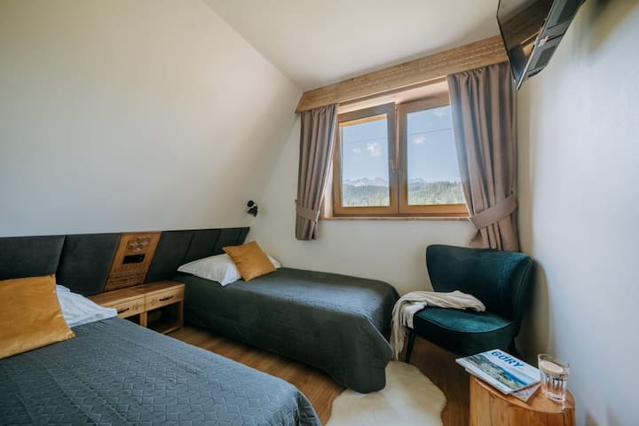 Спална соба со каква било конфигурација на креветот, односно два одделни кревета може да биде како што е прикажано или поврзано. Прекрасен поглед кон планините :).