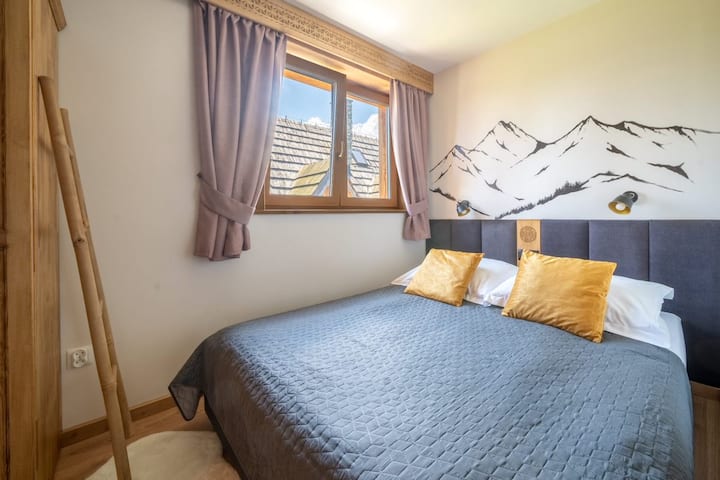 Спална соба со каква било конфигурација на кревети може да биде две одделни или како поврзани како на фотографијата, освен тоа, во оваа спална соба има преклопени фотографии - можност за дополнителен простор за спиење. Прекрасен поглед кон планините :).