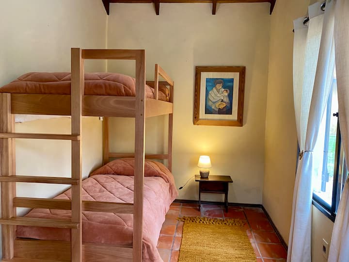 ห้องพักอิสระสำหรับไม่เกิน 3 คน 2 คนในเตียงสองชั้นและเตียงเสริม 1 เตียงชั้นล่างเพื่อนอนหลับสบายพร้อมห้องน้ำแยกต่างหาก

ห้องพักที่รองรับได้ 3 คน 2 คนในเตียงสองชั้น 1 เตียงเสริมด้านล่างให้นอนหลับสบายพร้อมห้องน้ำแยกต่างหาก