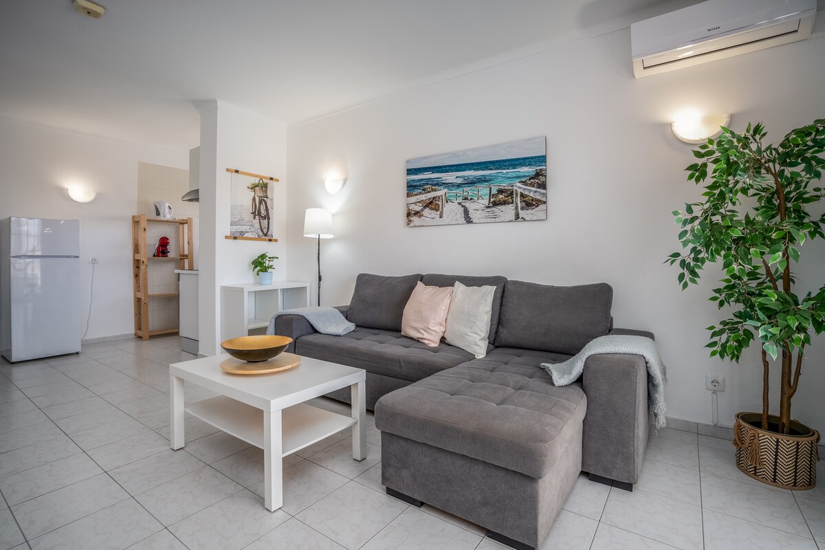 Sala de estar com ar condicionado e televisão /客厅配有空调和电视。