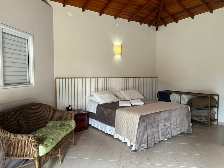 S 1 manželskou posteľou, 2 samostatnými posteľami a 2 prístelkami, detskou postieľkou, pohovkou, príborníkom, LED TV, klimatizáciou, minibarom, WC rozdeleným na 3 časti: toaleta, umývadlo a sprcha, čo umožňuje 3 osobám používať ho súčasne! Plocha 45 m2.