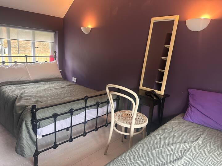 מיטה זוגית קטנה ומיטת יחיד 2ft6in