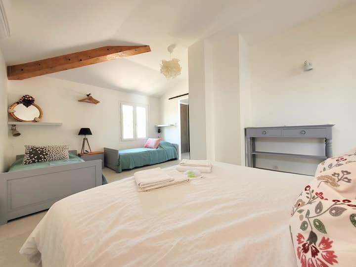 一间适合家庭入住的卧室，配有一张160 * 200的双人床和两张单人床。 可直接从卧室进入浴室。