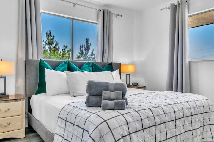 Главна спална соба со сопствена бања
Просторен мајстор со сопствена бања, плакар, гардеробер, големи огледала, две ноќни шкафчиња и светилки на допир што може да се затемнат со USB порти. Завесите со темна сенка обезбедуваат удобност и приватност, совршени за опуштање или работа на далечина