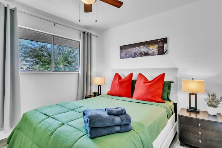 Спална соба со плакар и светилки на допир
Соба со плакар, 2 ноќни шкафчиња, светилки на допир што се затемнуваат со УСБ-порти и завеси со темна сенка за мирен сон. Бањата со тоалет е веднаш до вас.