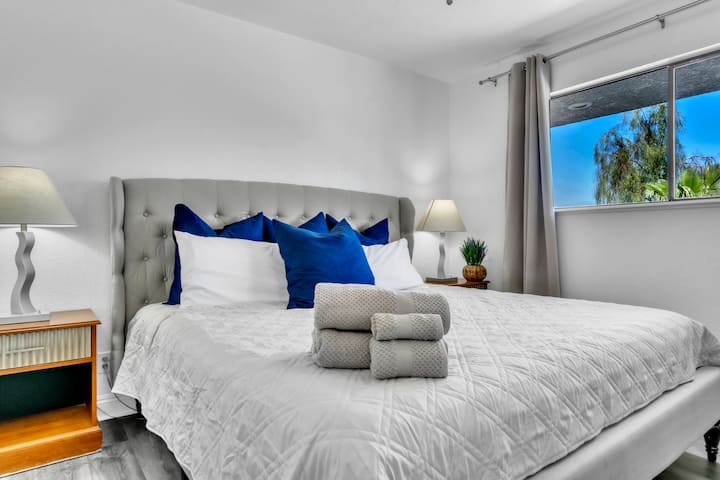 Пространа брачна спална соба со модерни удобности
Опуштете се во пространа соба со брачен кревет (широк 150-179 см), плакар, гардеробер, големи огледала и две ноќни шкафчиња. Завесите со темна сенка нудат приватност - совршена за опуштање, спиење или уживање во мирно прибежиште