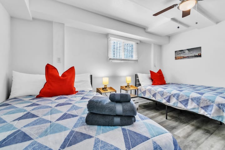 Двокреветна соба во подрум
Сместена во подрумот, оваа удобна соба има двоен кревет и две модерни ноќни шкафчиња со станици за полнење, фиоки и полици. Гостите имаат лесен пристап до блиската бања веднаш до просторот за перење алишта.