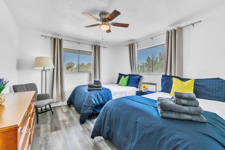 Соба со двоен кревет
Оваа соба има два кревета во целосна големина, удобен стол за читање, висока ламба за читање и модерно ноќно шкафче со LED светилки, станица за полнење, три фиоки и дополнителен простор за складирање, гардеробер, совршен и за удобност и за удобност.