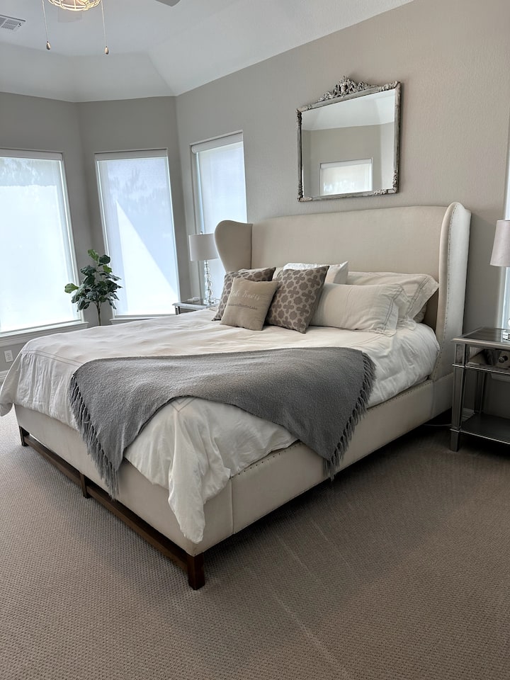 เตียงคิงไซส์ห้องนอนใหญ่พร้อมที่นอนน้ำหวานที่สะดวกสบาย