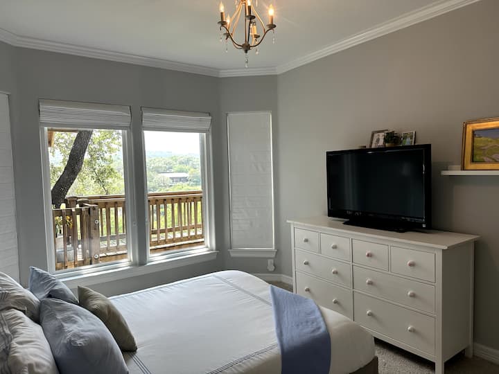 ห้องนอนผู้เข้าพักชั้นล่างพร้อมเตียงควีนไซส์และทีวี