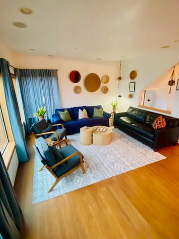 Welcoming Retreat with Luxury Views gallery image 4