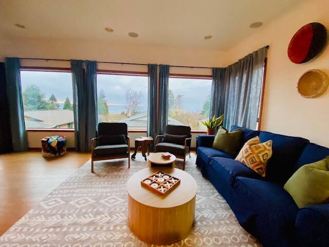 Welcoming Retreat with Luxury Views gallery image 3